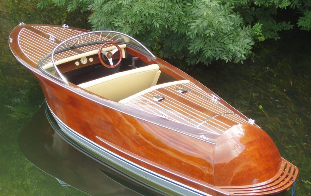 Bateau rapide en bois d'acajou poli avec sellerie crème.