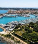 Vue aérienne du port d’Antibes et de ses nombreux yachts