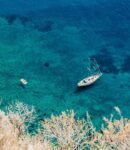 Voilier mouillé au-dessus de fonds marins visibles en Méditerranée