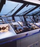 Passerelle de yacht avec instruments et commandes de navigation