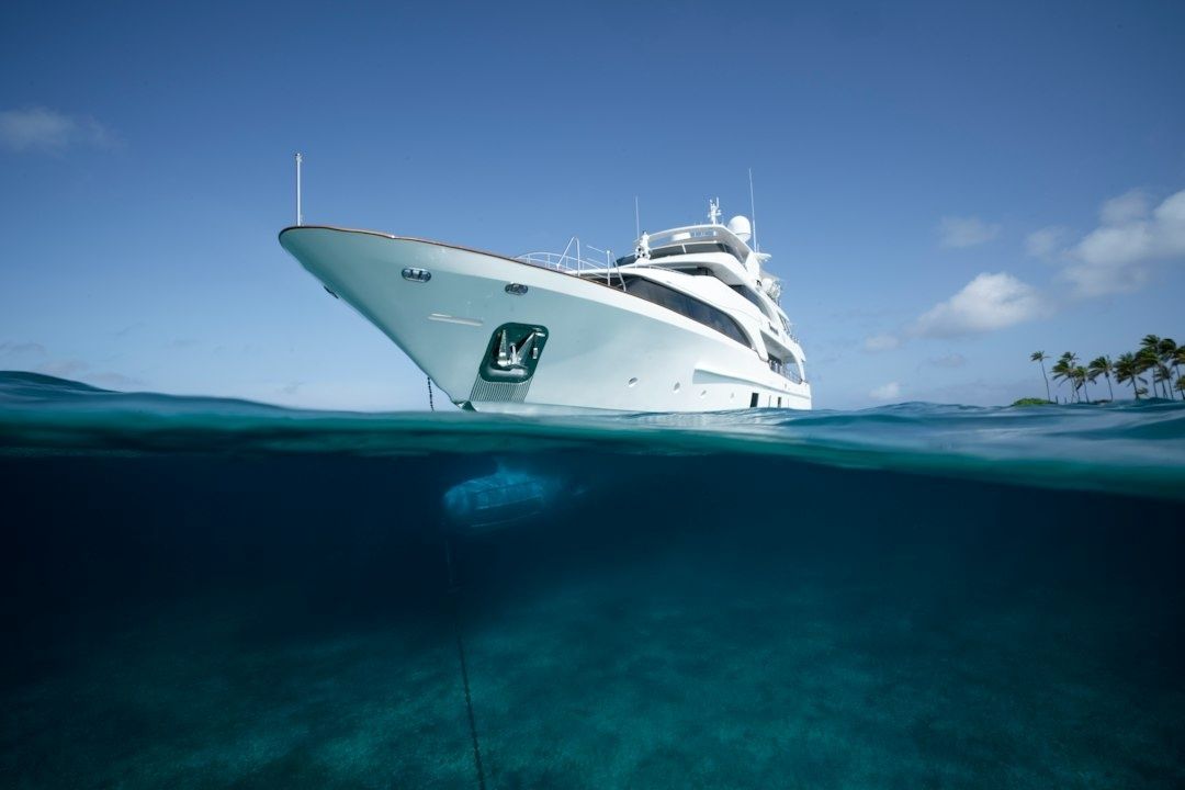 Superyacht blanc photographié à la surface d